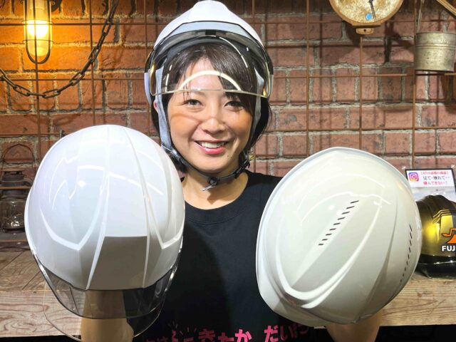 DICのヘルメットを被りポーズを決める谷